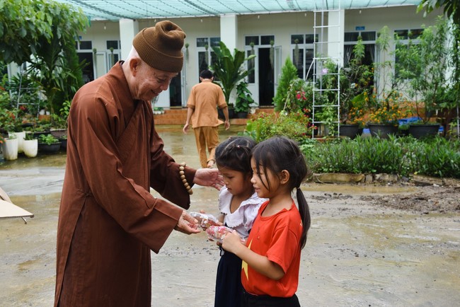 Ban Từ thiện: Tặng quà Trung Thu cho các em học sinh ở Đắk Som, Đăk Nông